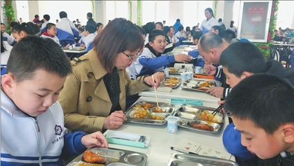 校长试餐陪餐守护学生“舌尖”安全